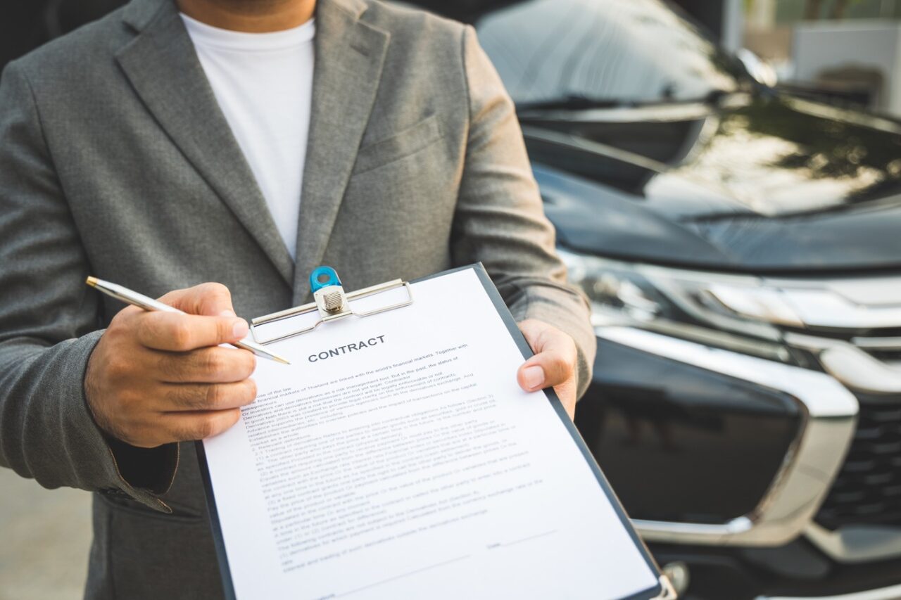 Как переоформить машину на другого человека: порядок действий и документы