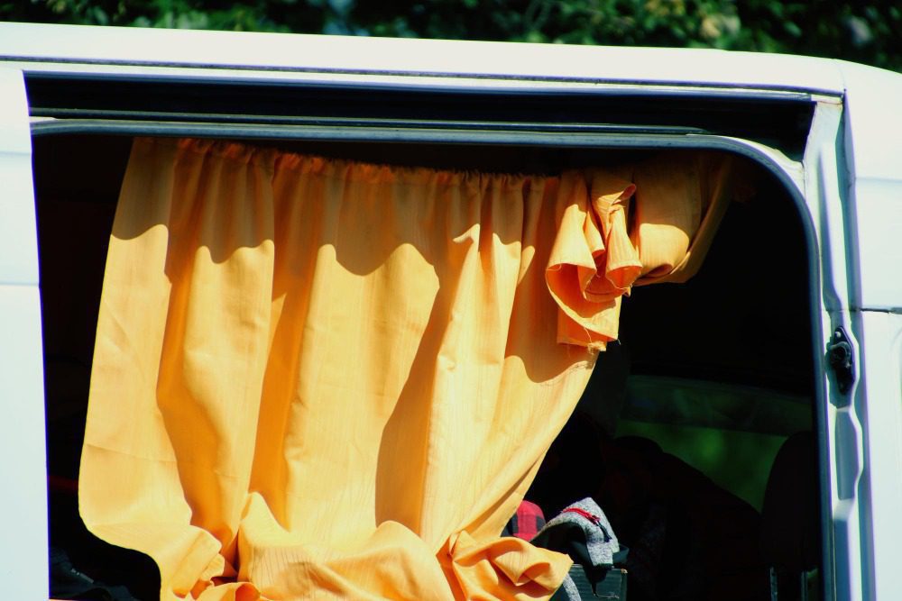 Шторки для автомобиля вместо тонировки - виды, особенности и правила выбора в [year] году