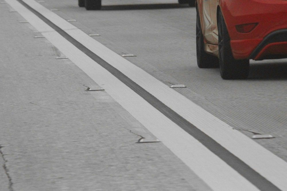 Пересечение сплошной линии разметки - штраф в 2026 году в разных ситуациях