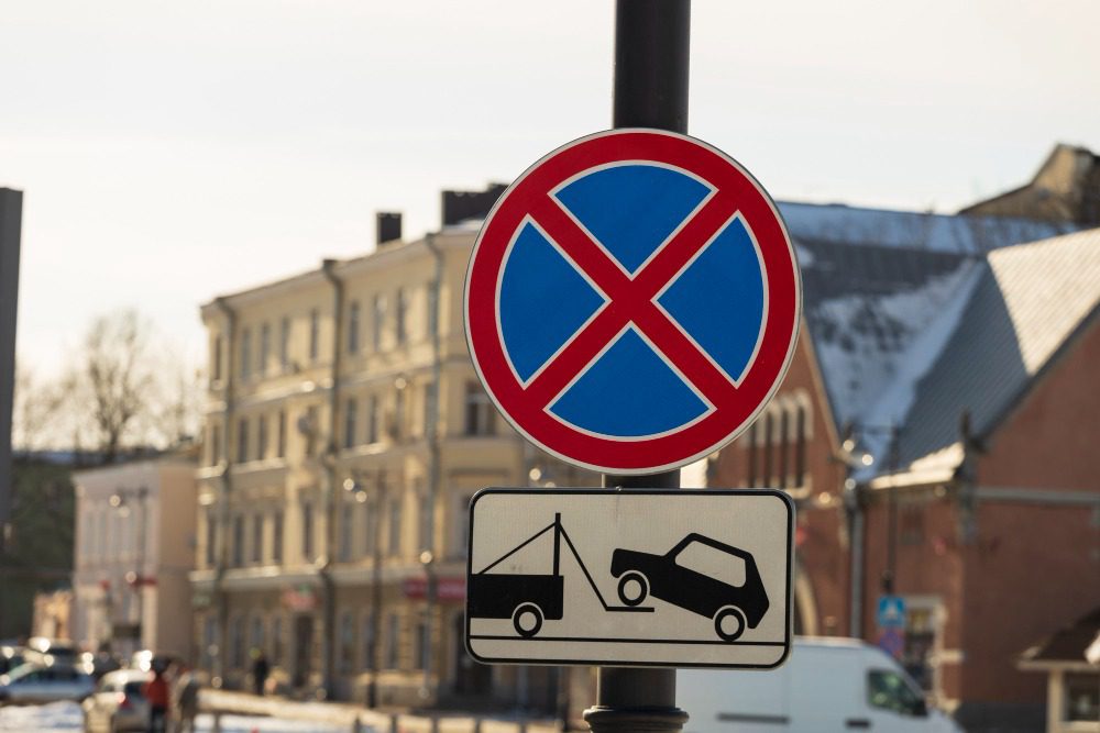 Знак «Остановка запрещена»: зона действия и штраф за остановку под знаком в 2026 году