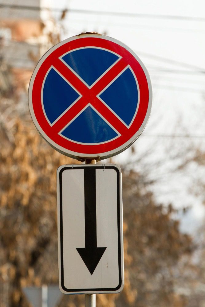 Знак «Остановка запрещена»: зона действия и штраф за остановку под знаком в 2026 году