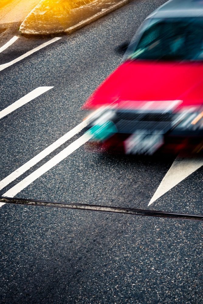 Пересечение сплошной линии разметки - штраф в 2026 году в разных ситуациях