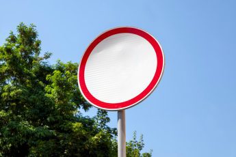 Движение запрещено: что означает этот знак?